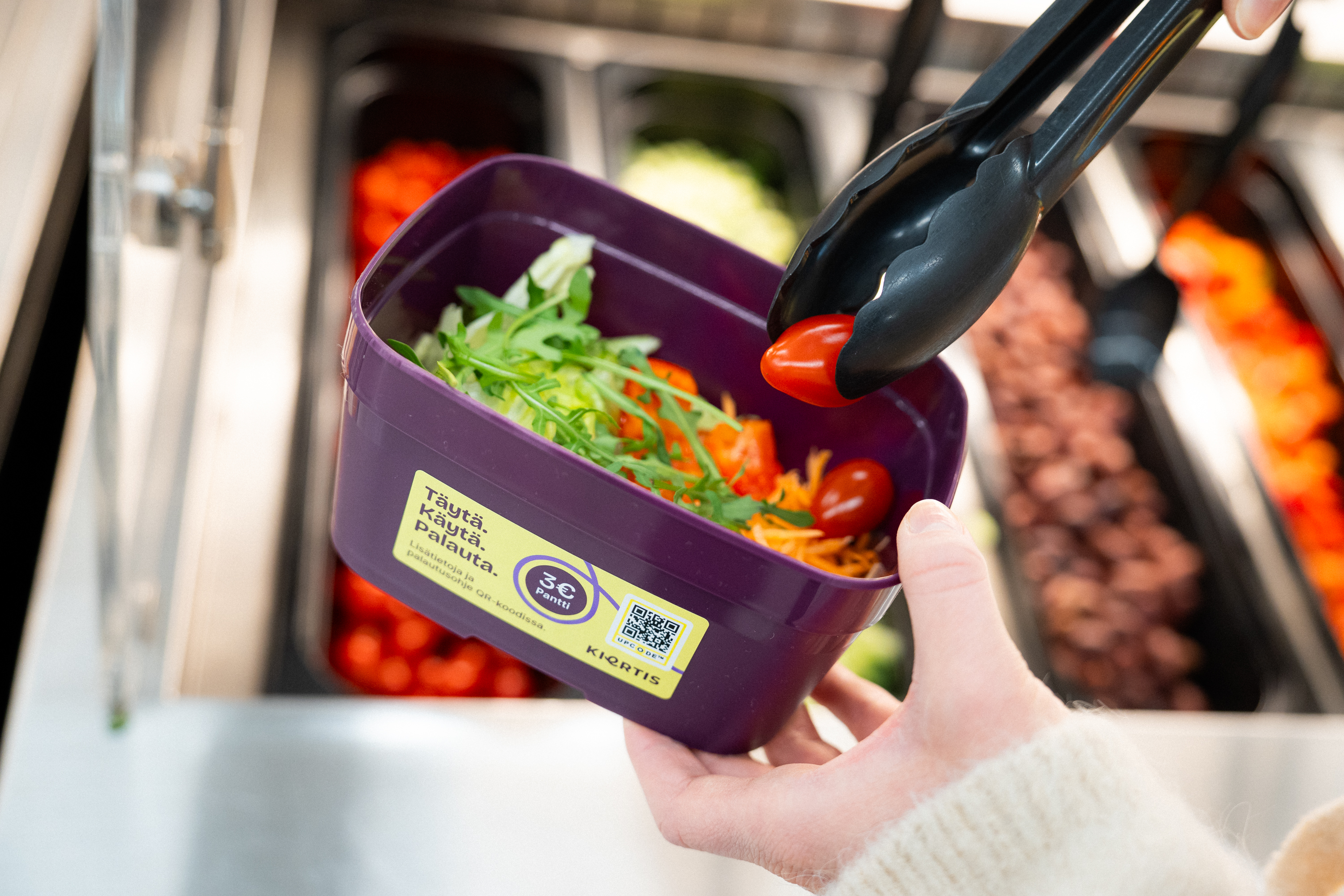 Uudelleenkäytettävä takeaway-rasia täytetään salaattibaarissa pilotissa Espoossa